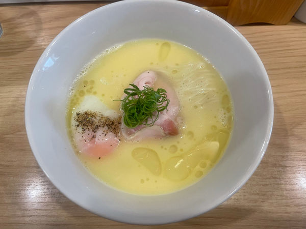 「白トリュフオイル香る鶏白湯麺」@らーめんMAIKAGURAの写真