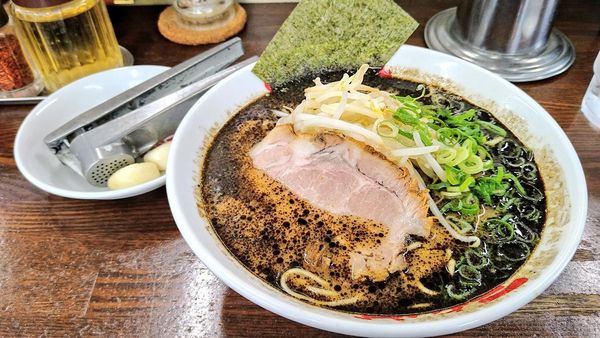 「らーめん+生搾りニンニク(2個)」@なんつッ亭 秦野本店の写真