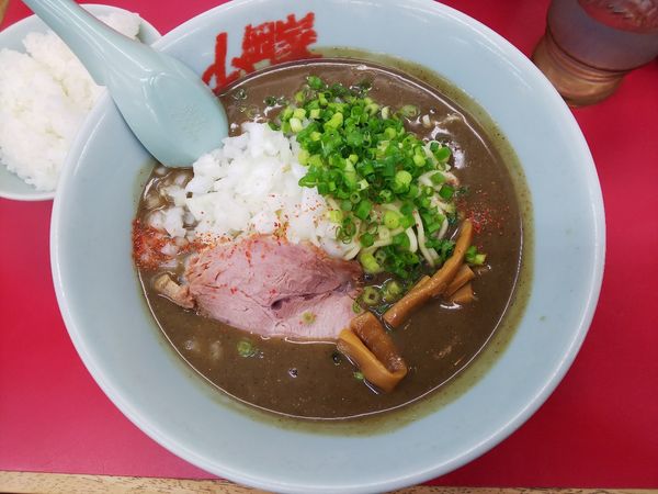 「【限定】鬼煮干しラーメン半ライスセット　970円」@ラーメン山岡家 弘前店の写真
