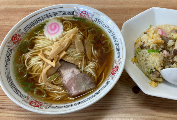 「半チャーハン ラーメン　¥750」@春華亭の写真