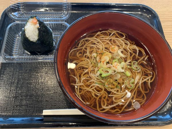 「かけそば700+鮭握り210=910円」@ANA FESTA 60番ゲートフードショップの写真