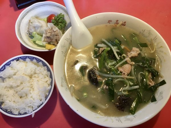 「ニラソバ(ランチセット：シュウマイ2つ+半ライス)800円」@中華料理 や志満の写真