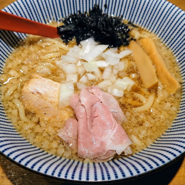 「背脂醤油らー麺」@焼きあご塩らー麺 たかはし 新宿本店の写真