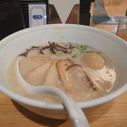 豚骨白味玉入り(810円)