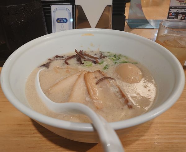 「豚骨白味玉入り(810円)」@TOKYO豚骨BASE MADE by 博多一風堂 池袋店の写真