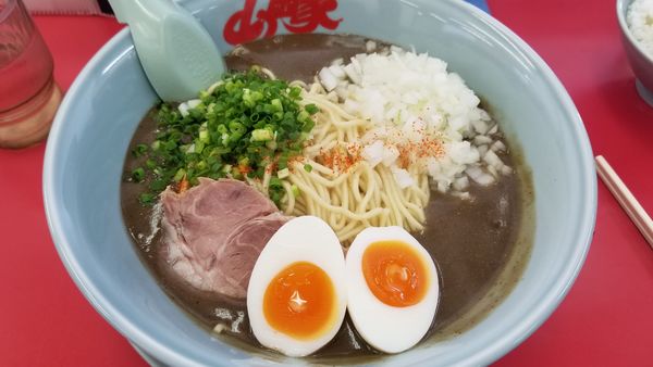 「期間限定　鬼煮干しラーメン　中　味玉トッピング」@山岡家 松本店の写真
