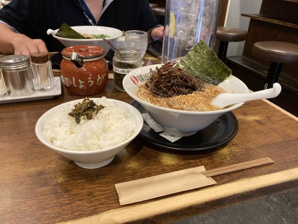 「黒ラーメン」@元祖 麺屋 原宿 名古屋金山店の写真