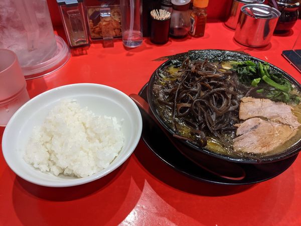 「らーめん（固め・濃め）+キクラゲ+ライス」@横浜家系らーめん 山崎家の写真