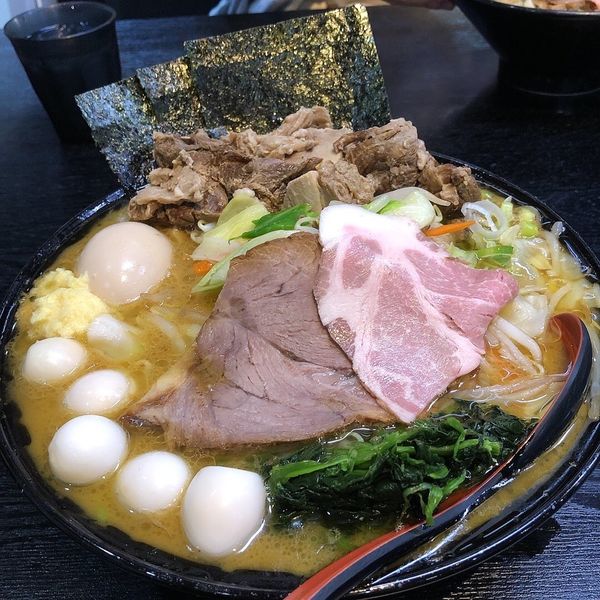「野菜ラーメン醤油、ブツ切りチャーシュー、レアチャーシュー、味玉、」@横浜家系ラーメン 源絆家の写真