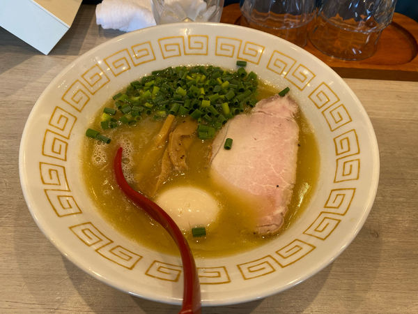 「濃厚こってり塩ヌードル（細麺）800円+味玉120円」@MENYA free styleの写真