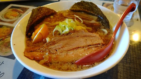 「梅丸らーめん８３０円唐揚げ３００円サービスライス」@三代目らーめん梅丸の写真