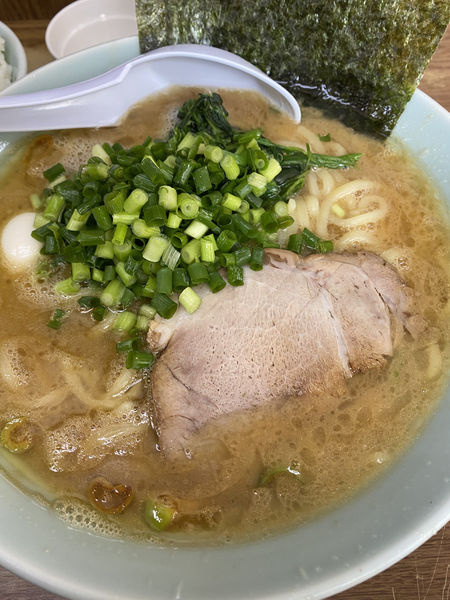 「ラーメン中＋万能ネギ＋ライス」@ラーメン壱六家 磯子本店の写真
