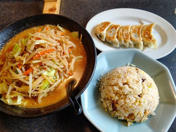 「特選みそらーめん(並盛)940円＋半炒飯120円＋餃子0円」@ともや食堂 藤岡店の写真