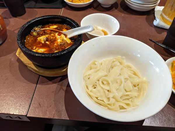 「頂天石焼麻婆刀削麺」@陳家私菜 新宿店の写真