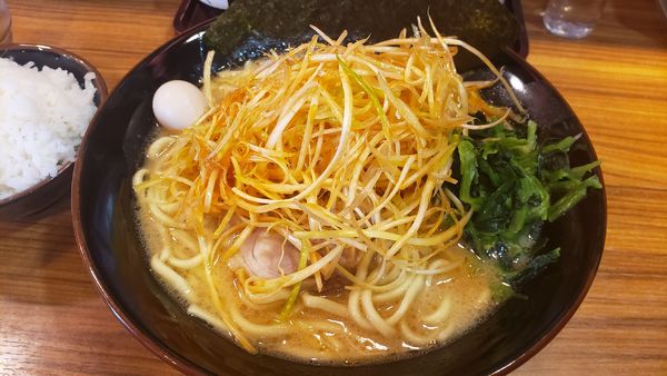 「ねぎラーメン 大盛＋サービスライス」@横浜家系ラーメン 野田家の写真