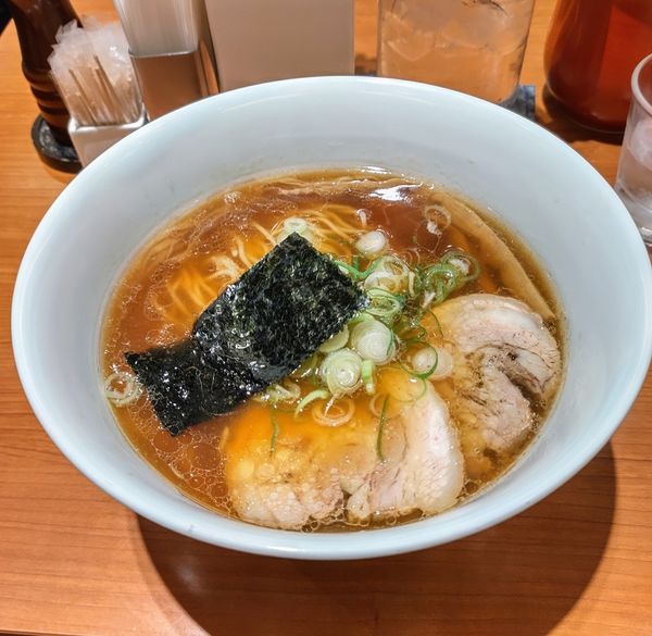 「醤油らぁ麺 麺大盛」@支那そばや 東京ラーメンストリート店の写真