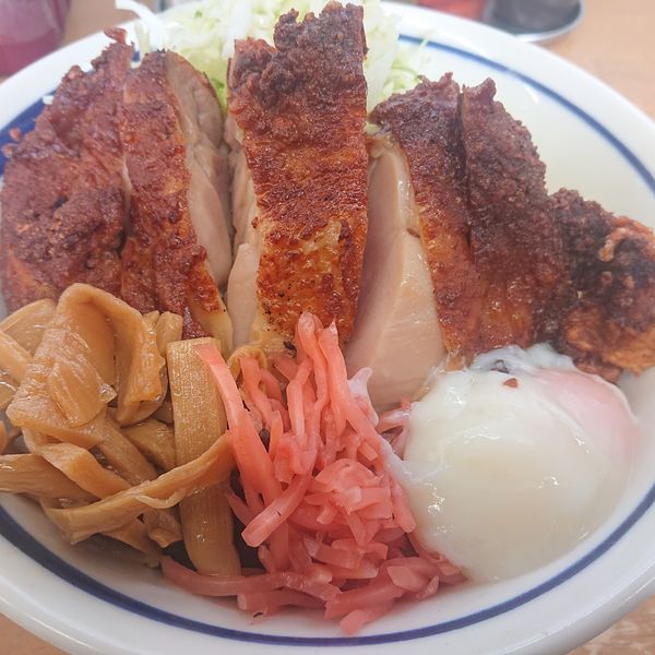 「ピリ辛胡麻たれ冷やし ドンと唐揚げ乗せＢ2000円」@MENYA 食い味の道有楽の写真