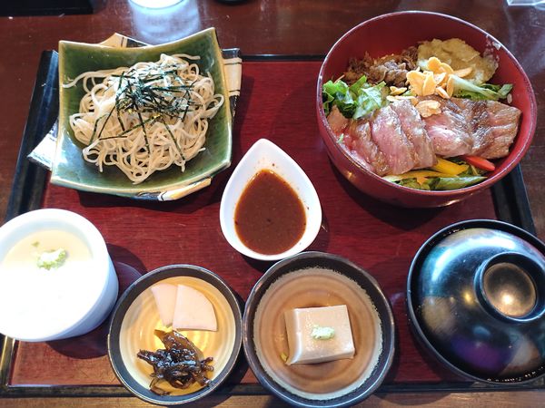 「足柄牛の小田原丼　２５３０円　※」@そば季寄 季作久の写真