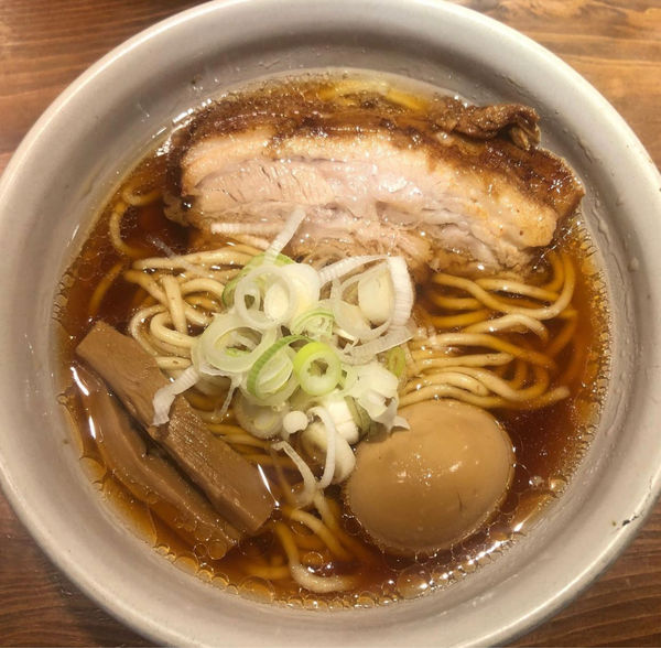 「らーめん原点肉一枚乗せ＋こだわり煮玉子」@人類みな麺類 東京本店の写真