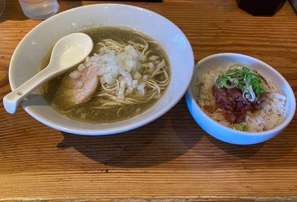 「限定・志ん生（煮干し塩チャーシュー麺＋ネギトロ丼）」@らーめん芝浜の写真