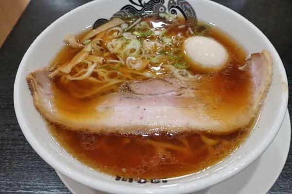 「淡麗醤油中華そば（紅花味玉）　900円」@食堂 はせ川の写真