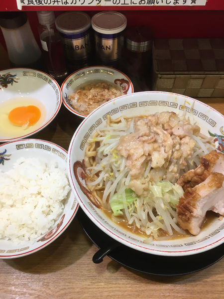 「ミニラーメン+ライス+生卵+肉かす脂」@豚山 荻窪店の写真