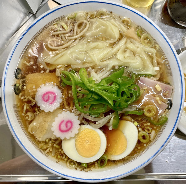 「キリンラガービール中瓶 ＋ チャシュー皿→ 五目ワンタンメン」@中華そば みたかの写真