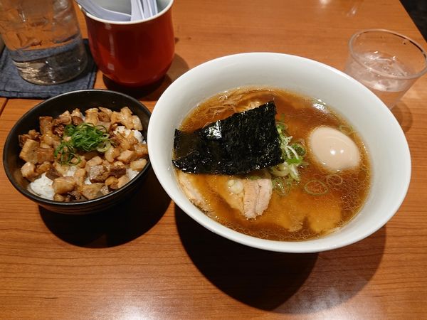 「醤油らーめん チャーシュー丼」@支那そばや 東京ラーメンストリート店の写真