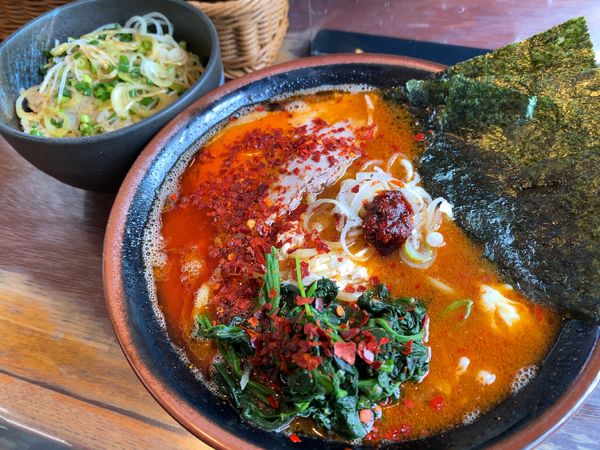 「赤いとき卵ラーメン＋ネギめし」@ラーメン 大山家の写真