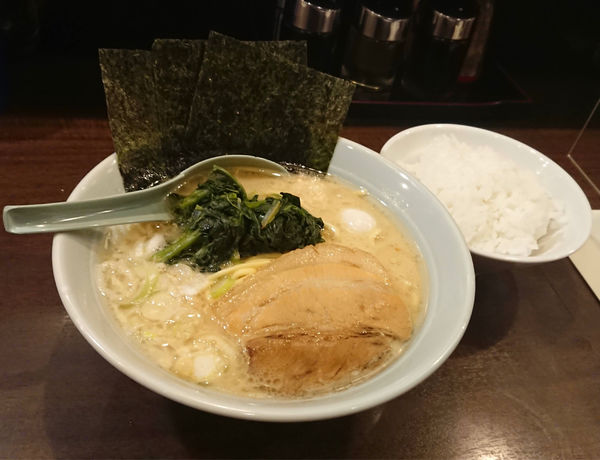 「濃厚豚骨ラーメン(醤油・中太麺硬め油多め)＋海苔＋ライス」@横濱家系らーめん 喜濱家 山王町店の写真