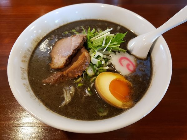 「黒まる上麺」@食楽 笑麺の写真