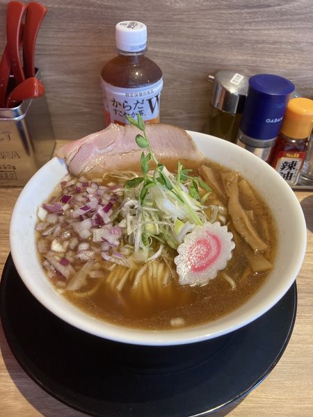 「吟醸醤油の中華そば・中盛り（９７０円）」@RAMEN LABO ウサギ +の写真