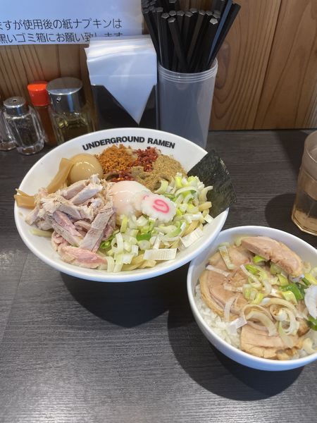 「まぜそば（大盛り&味玉&チャーシュー丼）」@UNDERGROUND RAMEN 川越仲町の写真