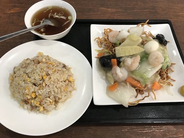 「海老かた焼きそば&ハーフ炒飯 ¥750」@中華つばめの写真