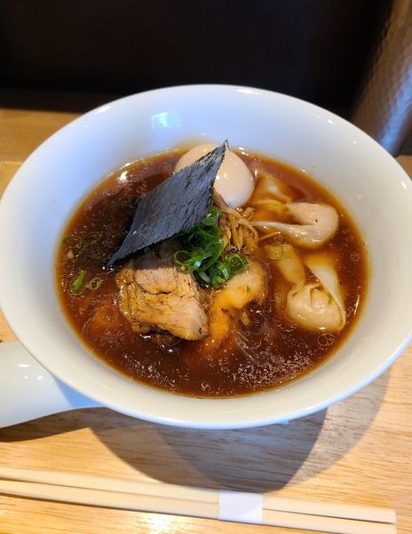 「醤油らぁ麺¥950、肉雲呑 味玉¥250」@らぁ麺や 嶋の写真