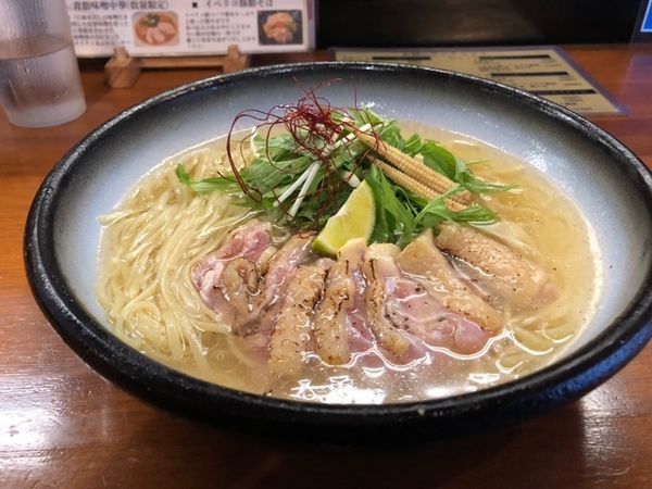 「スダチと阿波尾鶏冷やしタタキ」@醤油と貝と麺そして人と夢の写真
