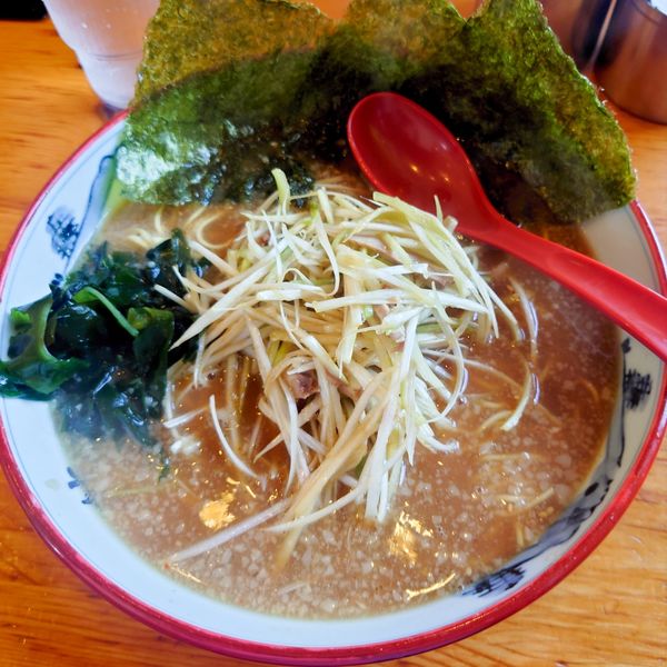 「ネギ味噌ラーメン900円　中盛100円　麺硬め」@椿 ラーメンショップ 木立店の写真