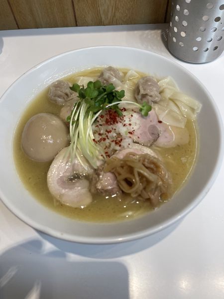 「「ホワイトクリーミーぱいたん」の「特製よくばりパイタン」」@らぁ麺 ひなたの写真