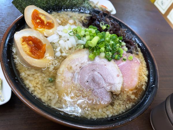 「味玉のせ背脂煮干ラーメン＋ニンニク」@中華蕎麦 丸め 東久留米店の写真