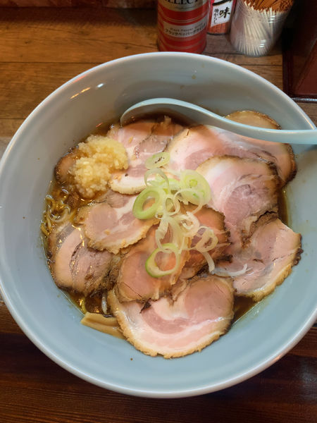 「しょうゆ　にんにくチャーシュートッピング」@旭川らあめん もぐりの写真