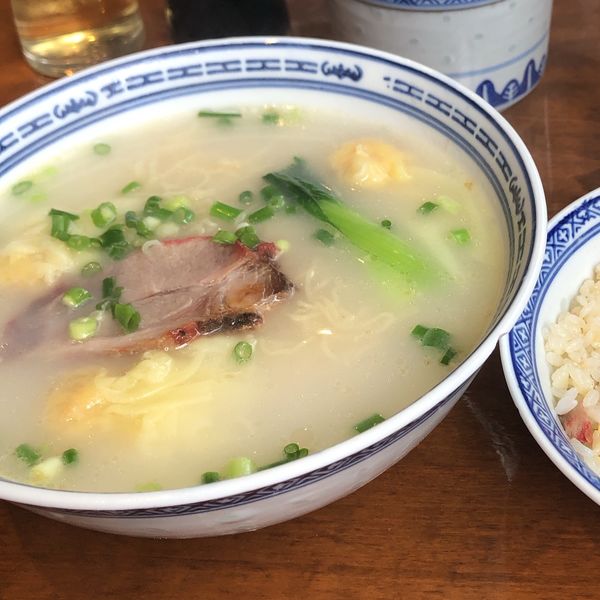 「Eセット （雲呑麺（香港麺）＆チャーハン）」@新記 三宿本店の写真