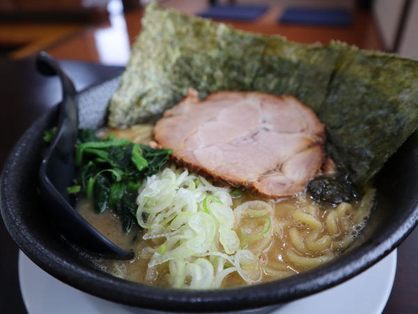 「横浜豚骨醤油ラーメン」@麺屋 ももすけの写真
