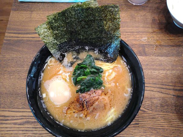 「ラーメン（700円）+半熟玉子（100円）」@麺家 GOOD LUCK 総本店の写真
