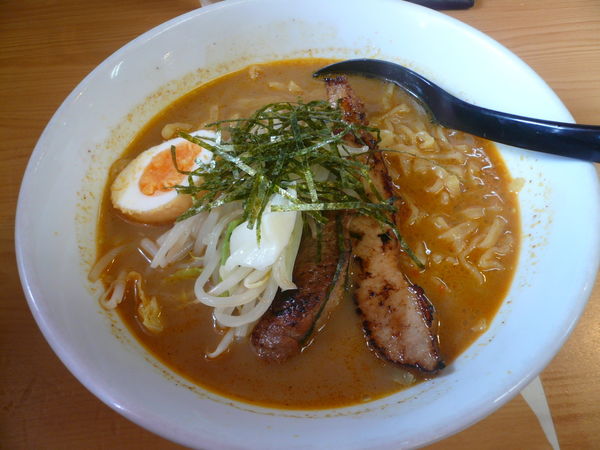 「炙りチャーシューカレーラーメン（5辛）」@魔女のカレーの写真