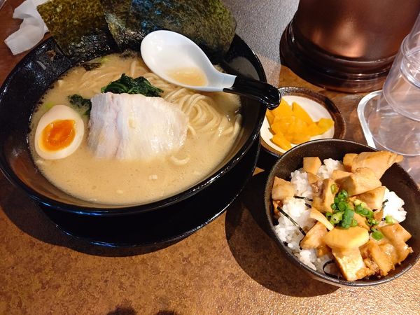 「豚骨醤油らーめん(並盛・180g)880円＋Cセット310円」@オリオン餃子 高崎駅前店の写真