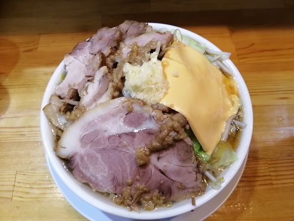 「男気八二郎(300g)＋チェダーチーズ」@らーめん まるはちの写真
