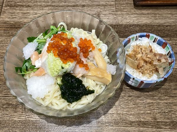 「サーモンとイクラのかき氷山葵のせ和え麺 〜ご飯割付〜」@㐂りん食堂の写真