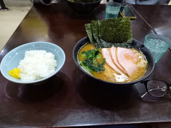 「チャーシューメン並、ライス」@杉田家 千葉祐光店の写真