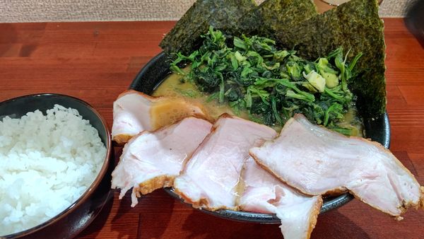 「チャーシューメン+ほうれん草+ライス」@横浜家系らーめん 天王家 寒川総本店の写真