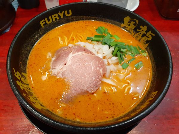 「辛ラーメン、替玉２玉」@とんこつラーメン 博多風龍 渋谷店の写真